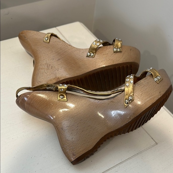 Giuseppe Zanotti Gold Platform Sandals with Rhinestone Embellishments - Picture 4 of 5